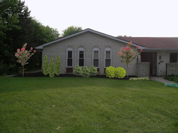 front of house flowers.jpg (244714 bytes)